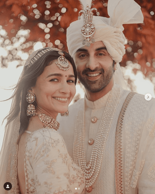 Ranbir Alia Wedding Pics News! Marriage Pictures/Photos Latest रणबीर-आलिया  की शादी की तस्वीरें आईं सामने, यहां देखें दोनों का रोमांटिक अंदाज